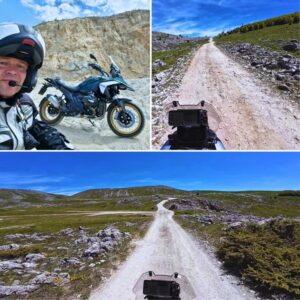 Motocyklista na BMW R1300GS na trasach off-road w Bośnia i Hercegowina z przewodnika Trip Planner. Malownicza droga szutrowa w górach Bośni.